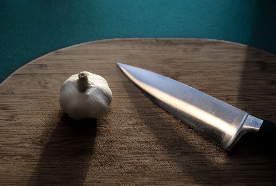 Knife and garlic